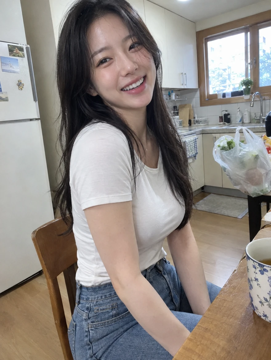 주방에서 미소 짓는 포만다의 가상 성인 캐릭터 서아